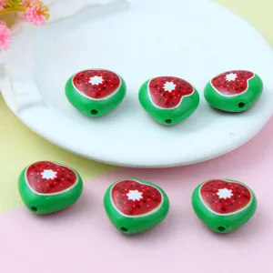 Lindas cuentas sueltas de acrílico con frutas de corazón para accesorios de joyería y cadenas.