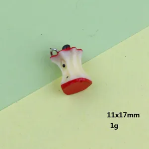 Mini ciondolo torsolo di mela in resina charm gioiello 11x17mm 1g per fai da te.