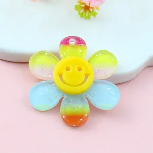 Ciondolo fiore sfumato glitter acrilico accessoria gioiello DIY vista ravvicinata.