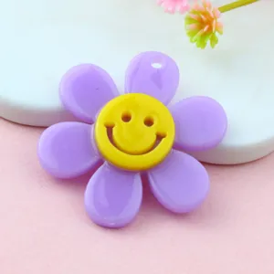 Ciondolo fiore in acrilico viola con viso sorridente giallo, accessorio per gioielli fai da te.