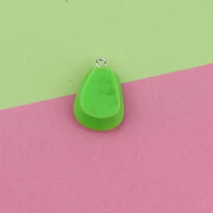 Primo piano dettaglio di simpatico accessorio ciondolo in resina avocado con anello, ciondolo.