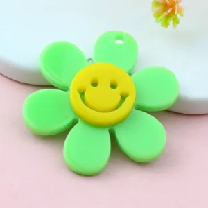 Ciondolo fiore acrilico verde con smiley giallo accessori per gioielli fai da te.