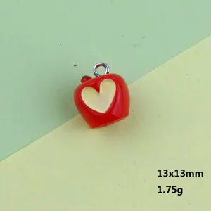 Ciondolo charm in resina mela rossa con cuore giallo per creazione gioielli 13x13mm
