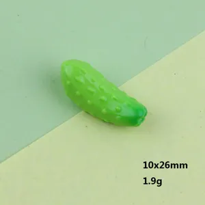 Dettaglio ciondolo cetriolo in resina, piccola verdura finta per creazione gioielli fai.