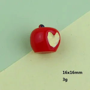 Ciondolo in resina mela rossa con simpatico design morsa, misura 16x16mm per creazione gioielli.