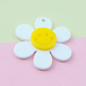Ciondolo margherita in acrilico con viso sorridente giallo, ideale per creazione di gioielli.