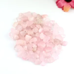 Nahaufnahme von unregelmässigen rosa Kristallsteinperlen, perfekt für die DIY Schmuckherstellung.