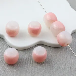 Nahaufnahme von Acryl Farbverlauf zweifarbigen jade-aehnlichen geometrischen Tonperlen.