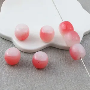 Nahaufnahme von rosa Acrylperlen im Farbverlauf, ideal für DIY Armband Handwerk.