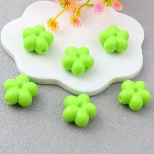 Close-up detail of 18mm green acrylic five-petal flower loose beads for DIY jewelry making.