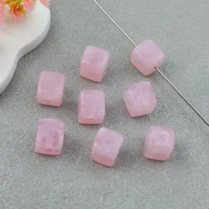 Roze vierkante acryl kralen met wolkige marmertextuur ideaal voor DIY sieraden en armbanden.