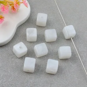 Witte acryl vierkante kralen met wolkpatroon voor DIY sieraden, armbanden en kettingen.