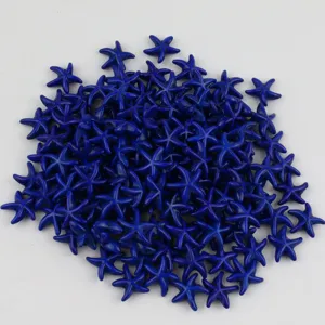Vista detallada de cuentas de turquesa con forma de estrella de mar azul, abalorios.