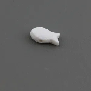 Détail de perle blanche en forme de petit poisson, trou horizontal 9x16mm accessoire.