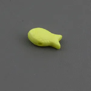 Détail perle poisson jaune avec trou horizontal pour la création de bijoux DIY.
