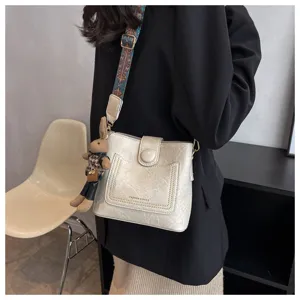Borsa a secchiello vintage da donna con tracolla larga e grazioso ciondolo coniglietto per lavoro.
