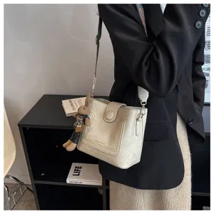 Elegante borsa a secchiello vintage da donna con tracolla larga e ciondolo per il lavoro.