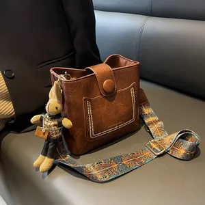 Donne Vintage PU Pelle Borsa a Secchiello Tracolla Spalla Borsa Con Larga Tracolla Ciondolo con Coniglietto Moda Commuter Borsetta