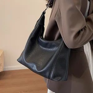 Stylish women's black leather hobo shoulder bag, large capacity retro pebbled tote bag.