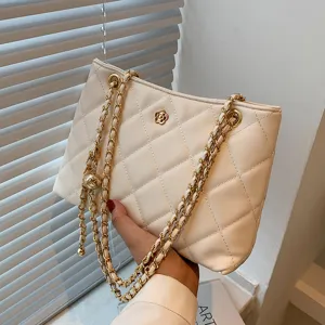 White quilted shoulder bag for women, stylish chain strap tote bag for daily fashion wear.