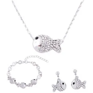Parure bijoux collier bracelet boucles d'oreilles poisson strass argenté cristal scintillant détail