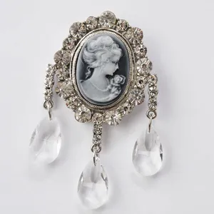 Broche cameo vintage en cristal avec strass et elegant portrait de dame en alliage.