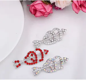 Vista dettagliata di spille cuore e freccia con strass lucidi, elegante spilla cristallo.
