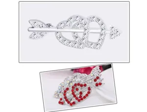 Vista dettagliata spilla cuore e freccia di cristallo, elegante spilla in lega di strass.