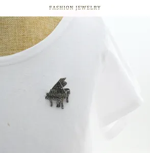 Exquisite alloy piano brooch sparkling rhinestone musical instrument pin for clothing decor