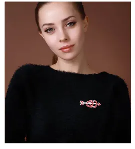 Squisita spilla con freccia a cuore in strass rosso lega, accessorio di gioielleria elegante.