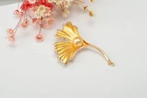 Vintage ginkgo leaf brooch pin with faux pearl and rhinestones for elegant women fashion.