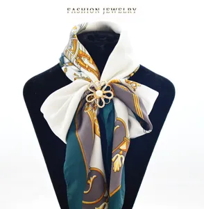 Rhinestone three-ring scarf buckle, zinc alloy material, elegant flower jewelry accessory.