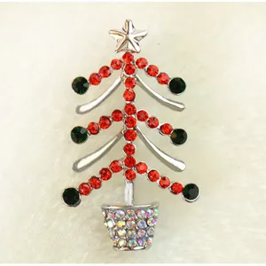 Superbe broche sapin de noël décorée de strass scintillants rouges et verts brillants.