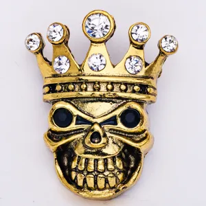 Vintage gotische Totenkopf Krone Brosche mit Strasssteinen, auffälliger Punkschmuck.