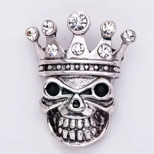 Vintage silberne Totenkopf Brosche mit Krone und Strasssteinen, Gothic Punk Kleidung Accessoire.