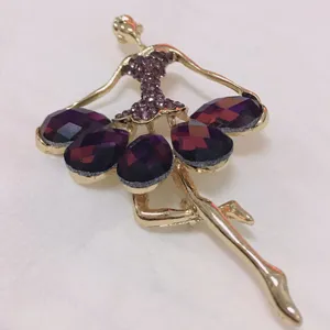 Detaillierte Nahaufnahme der eleganten Strass Ballerina Mädchen Brosche, Modeschmuck.