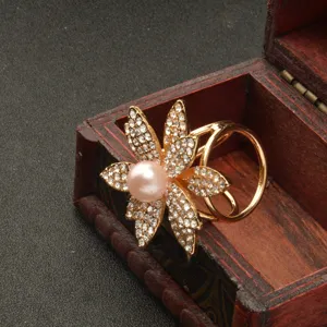 Exquisito anillo para bufanda de estrás con perla rosa, elegante hebilla de chal de tres aros.