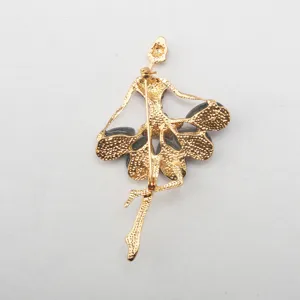 Rückansicht einer goldenen Strass Ballett Mädchen Brosche, modisches Schmuckaccessoire.
