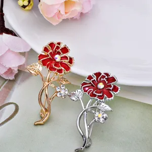 Elegante broche de clavel con petalos de esmalte rojo y brillantes pedreria para mujeres.