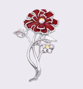 Vista detallada del broche de clavel rojo, metal plateado con esmalte y cristales brillantes.