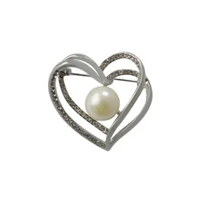 Elegant zinc alloy heart brooch featuring sparkling rhinestones and central pearl accent.