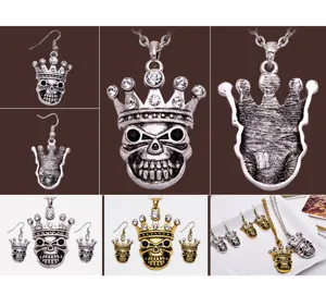 Vista dettagliata del set di gioielli con collana con ciondolo teschio e orecchini punk.