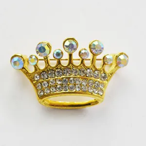 Goldfarbene Strass-Kronen-Brosche Detail, elegante Kristall-Anstecknadel für Damenbekleidung.
