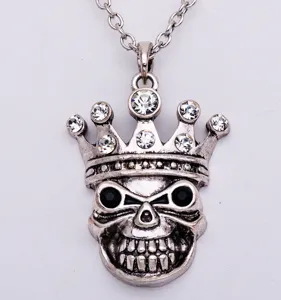 Primo piano dettagliato del ciondolo teschio corona punk in argento vintage con strass.