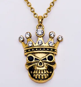 Dettaglio del ciondolo collana teschio corona stile punk gotico con strass luminosi.