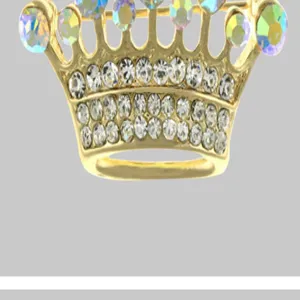 Detailansicht der goldenen Legierungs-Kronenbrosche, funkelnde Strasssteine und Kristalle.