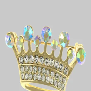 Detailansicht einer prachtvollen Strass-Kronenbrosche, funkelnder Kristall-Goldmetall-Pin.
