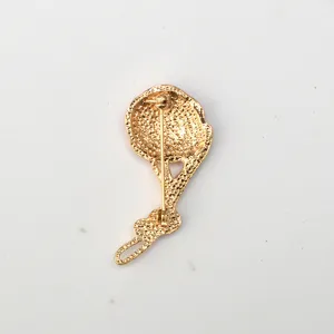 Vista posterior detallada de un broche de clavel dorado, hermoso regalo para mamá.