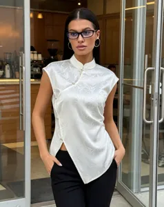Moderne chinesische ärmellose Stehkragen Bluse mit eleganten hellen Perlenknöpfen.