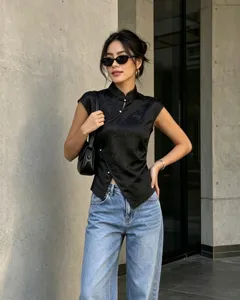 Nahaufnahme des modernen chinesischen schwarzen ärmellosen Tops mit Stehkragen und Knöpfen.